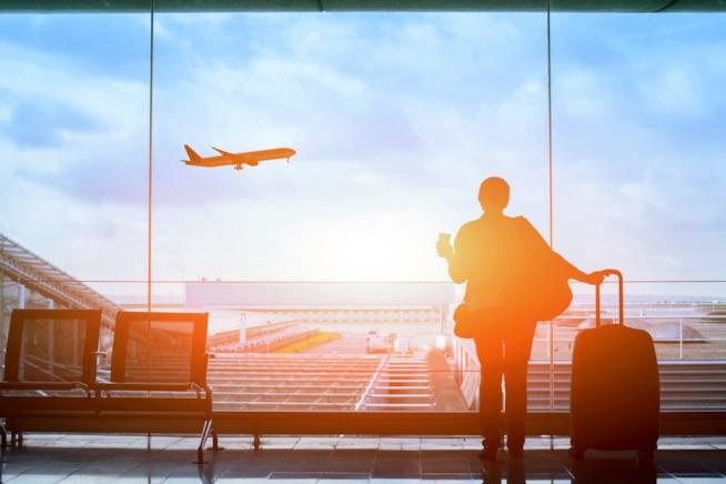 Trasferirsi all'estero se sei una donna: ecco i migliori paesi dove conviene trasferirsi Una donna in aeroporto, con una valigia e un caffè in mano, guarda un aereo che decolla