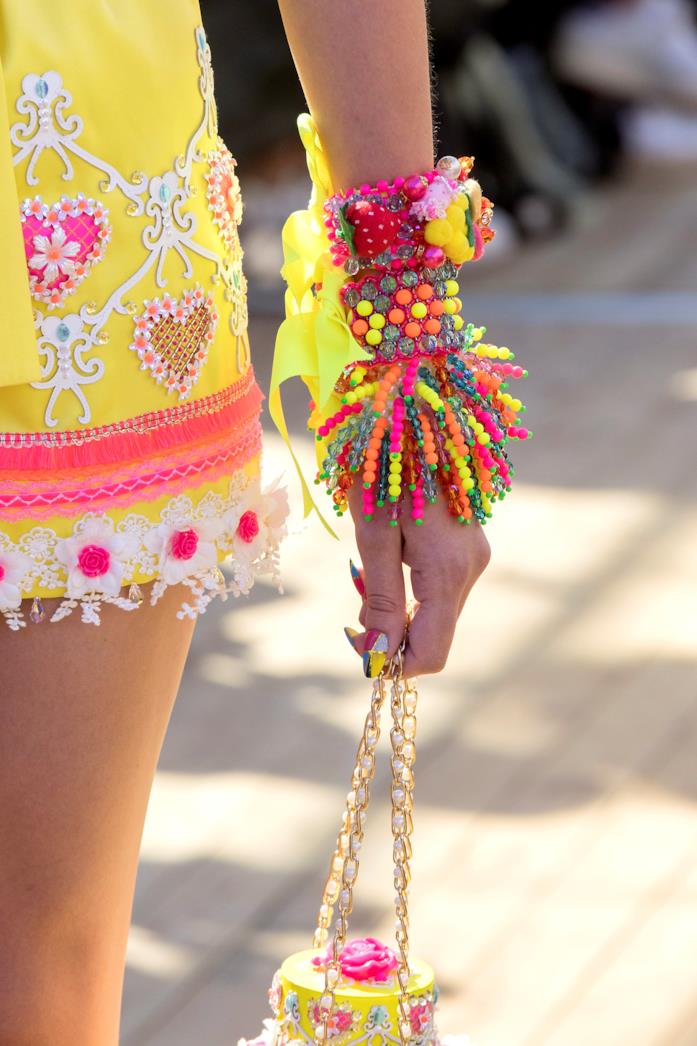 Bracciali di perline colorati da Manish Arora I bracciali di perline colorati proposti da Manish Arora