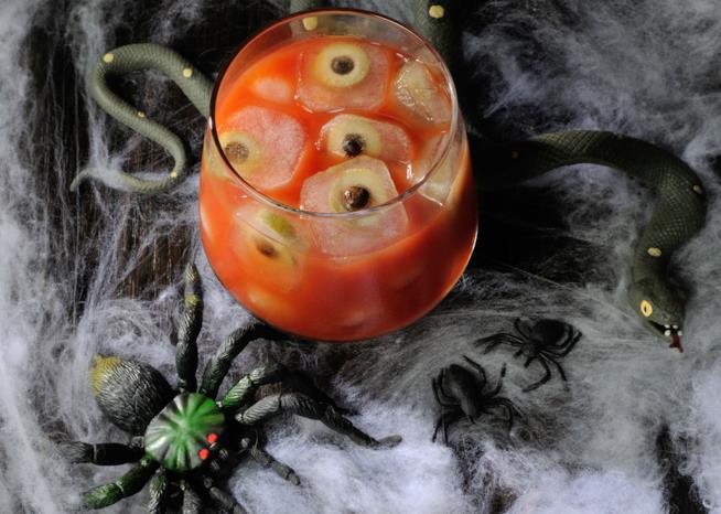 Cocktail di Halloween: Bloody Mary al pomodoro con bulbi oculari Bloody Mary