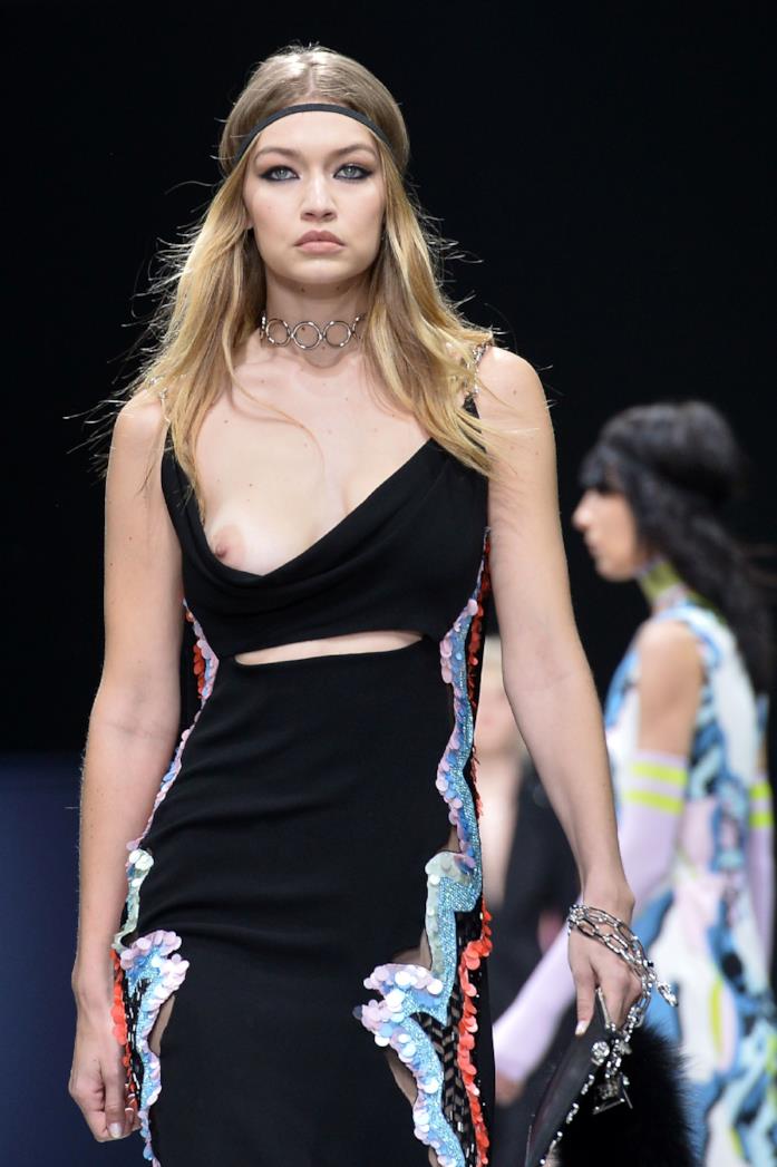 Gigi Hadid Versace Gigi Hadid sfila per Versace