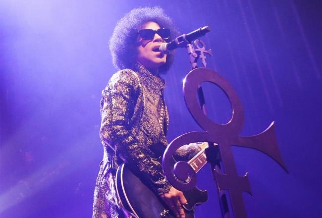 Prince: per lui un nuovo colore ufficiale firmato Pantone Prince: Pantone ha realizzato un colore dedicato al musicista entrato nel mito