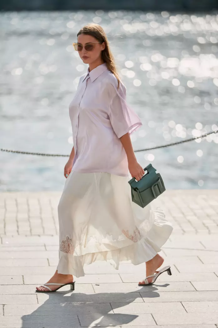 Camicia, maxi gonna e sandali minimal Sandali minimal indossati con camicia e gonna svolazzante