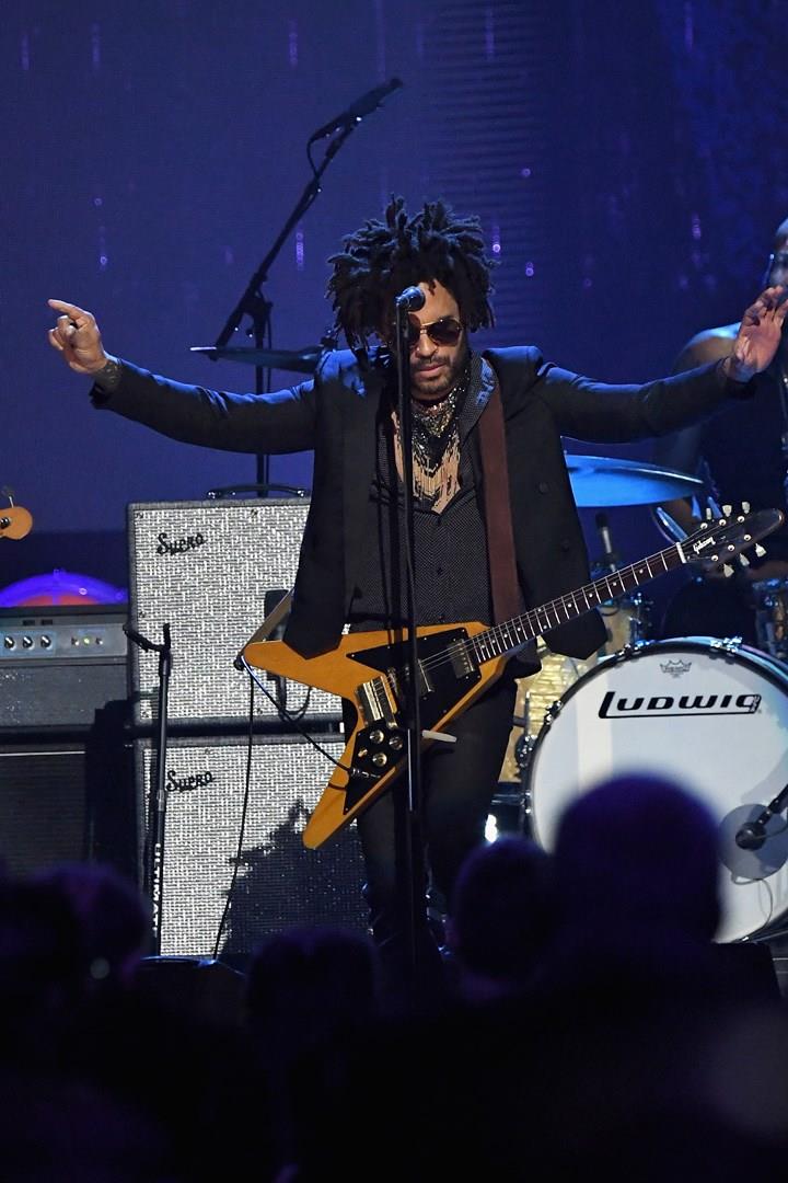 Lenny Kravitz Lenny Kravitz, in nero, con la chitarra al collo, di fronte a degli amplificatori e al microfono