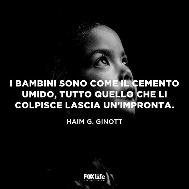 Frase Ginott Primo piano di bambino che guarda in alto
