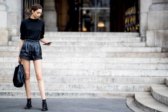 Shorts in pelle indossati con t-shirt e anfibi neri Shorts in pelle abbinati a t-shirt basic e anfibi