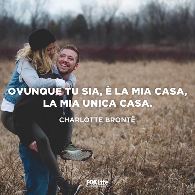 Frase Charlotte Bronte Ragazza sorride sulle spalle del fidanzato