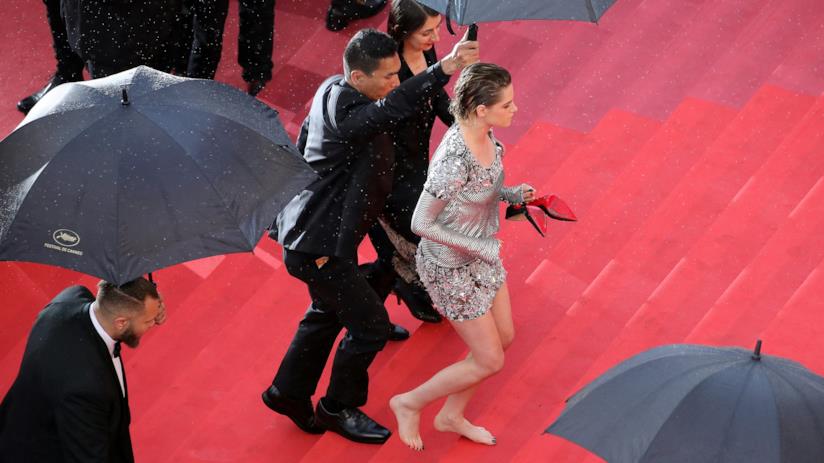 Kristen Stewart senza scarpe a Cannes 2018 Kristen Stewart sul red carpet di Cannes