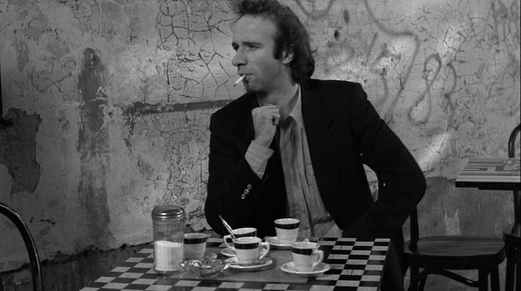 Roberto Benigni tra i caffè nel film diretto da Jim Jarmusch Coffee and Cigarettes Roberto Benigni in una scena del film corale di Jarmusch