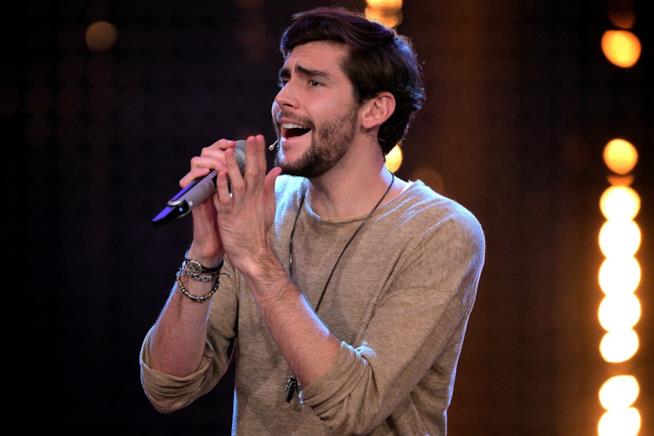 Alvaro Soler è tornato con un nuovo singolo Alvaro Soler, re dei tormentoni, è tornato con il singolo Yo Contigo, Tú Conmigo
