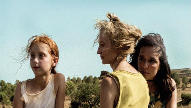 Una scena di Figlia mia Sara Casu, Alba Rohrwacher e Valeria Golino in una scena di Figlia mia