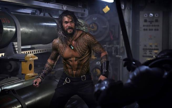 Sarà un Jason Momoa intenso quello che vedremo in Aquaman Jason Momoa nella nuova foto di scena di Aquaman