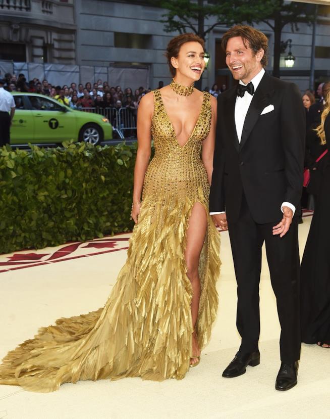 Irina Shayk e Bradley Cooper al MET Gala