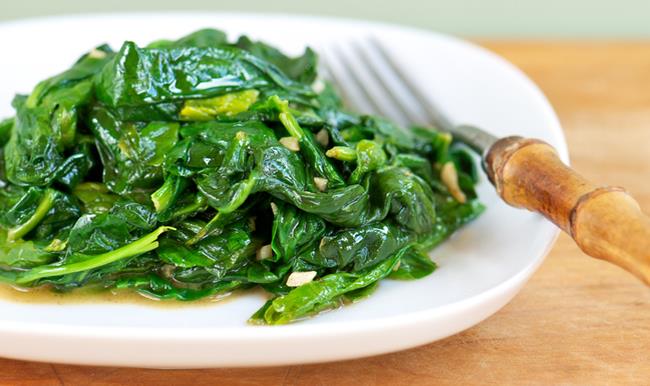 Spinaci al burro: la ricetta con gli spinaci freschi e i pinoli tostati Spinaci al burro