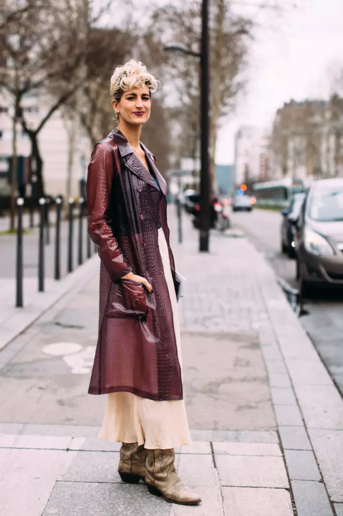 Il ritorno del trench in pelle come tendenza moda per l'autunno 2019 Donna con trench in pelle rettile