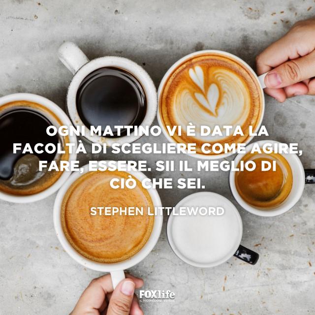 Frase Littleword Tazze di cappuccino e caffè su un tavolo