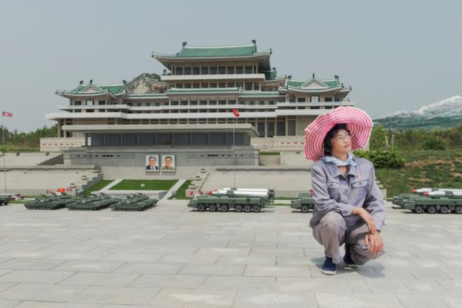 L'oriente arriva in Italia: mostre d'arte a Milano e Torino raccontano la Nord Corea e la Cina Una foto della mostra 3DPRK – Ritratti nordcoreani