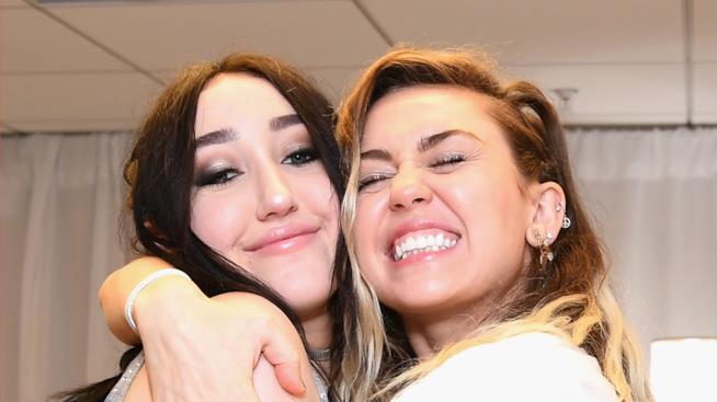 MIley Cyrus con la sorella Noah Miley e Noah Cyrus
