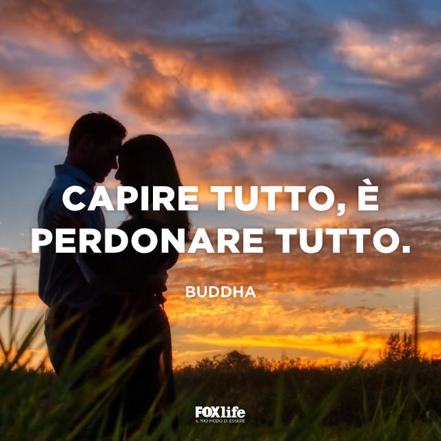 Frase Buddha su quanto è importante perdonare Coppia abbracciata in campagna al tramonto