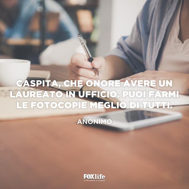 Battuta divertente per chi si laurea Ragazza scrive su un quaderno
