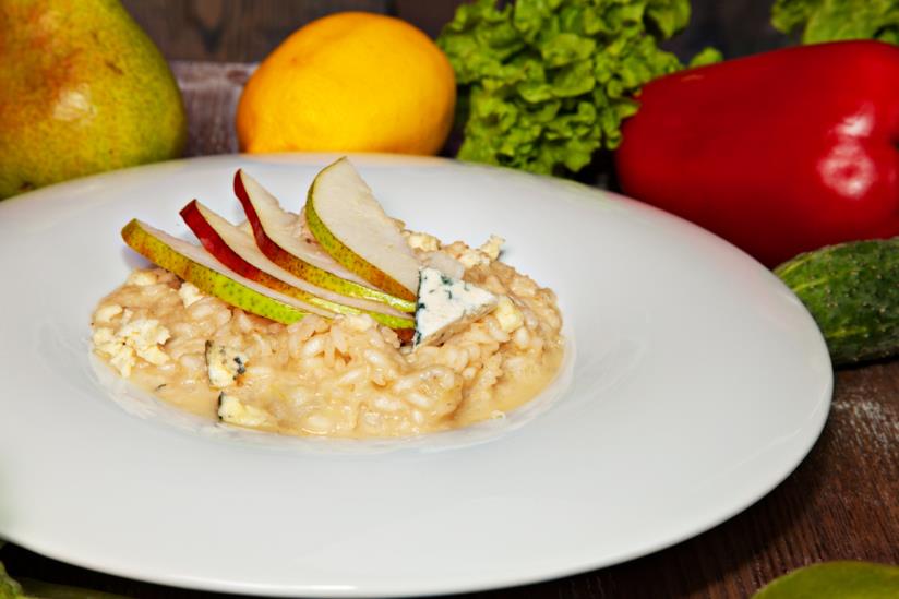 Risotto al vino con pere e formaggio: la ricetta sfumata con il Barolo Risotto al vino con pere e formaggio