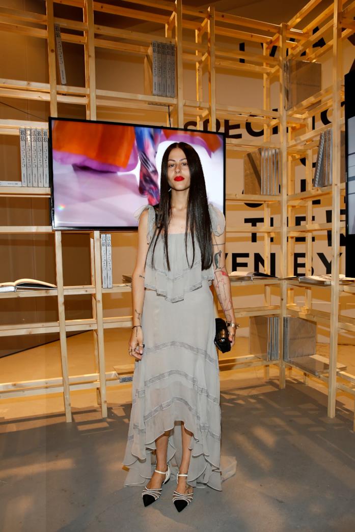 Maxi dress con volant e scarpe flat per partecipare a un evento Maxi dress con volant e scarpe flat per Gilda Ambrosio