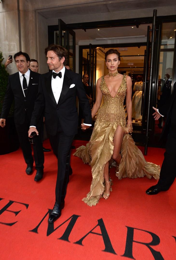 Bradley Cooper sfila con Irina Shayk al MET Gala 2018 Bradley Cooper con la splendida Irina Shayk