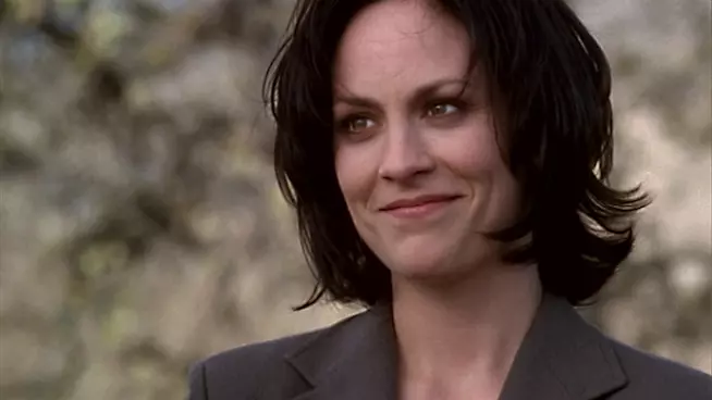 Annabeth Gish nei panni dell'agente dell'FBI Monica Reyes di X-Files Annabeth Gish ha ottenuto una parte in Scandal 5