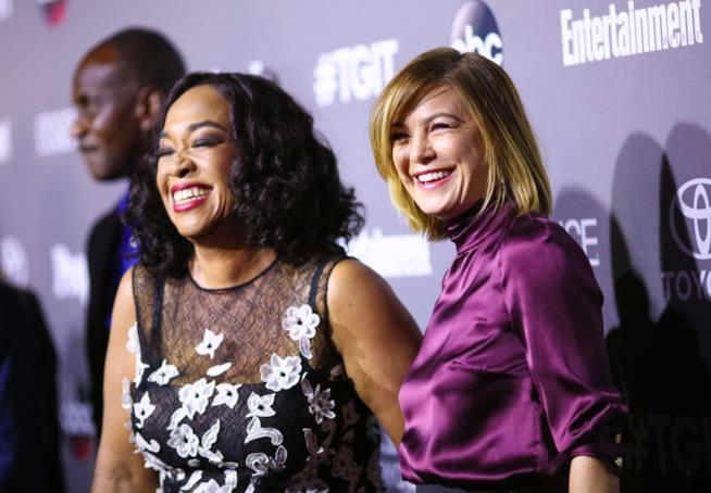 Shonda Rhimes ed Ellen Pompeo scatenate sui social durante l'episodio di Grey's Anatomy dedicato a Jo Shonda Rhimes ed Ellen Pompeo