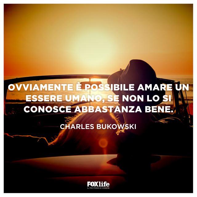 Frase sulla possibilità di amare Coppia in auto osserva il tramonto