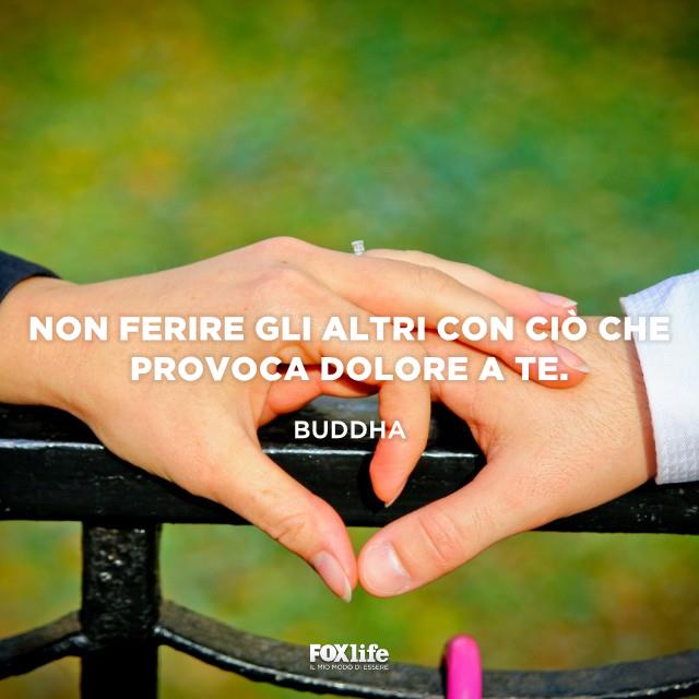 Non ferire gli altri Mano di donna posata su quella di un uomo
