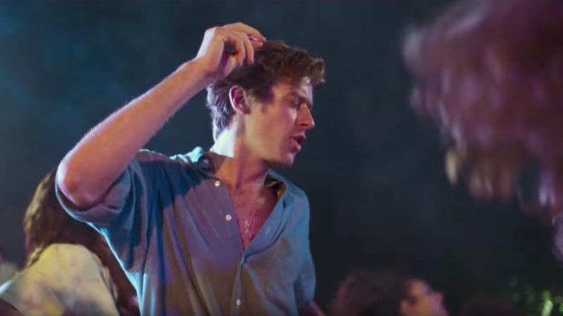 Armie Hammer in Chiamami col tuo nome Armie Hammer balla in una scena di Chiamami col tuo nome