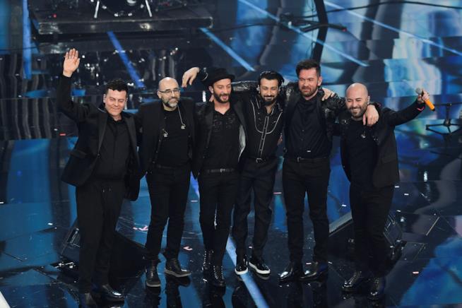Niente tour dei Negramaro per Lele Spedicato: al suo posto il fratello Giacomo. I Negramaro sul palco di Sanremo.