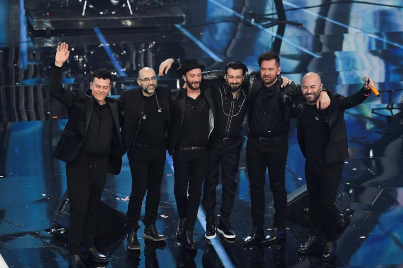 Niente tour dei Negramaro per Lele Spedicato: al suo posto il fratello Giacomo. I Negramaro sul palco di Sanremo.