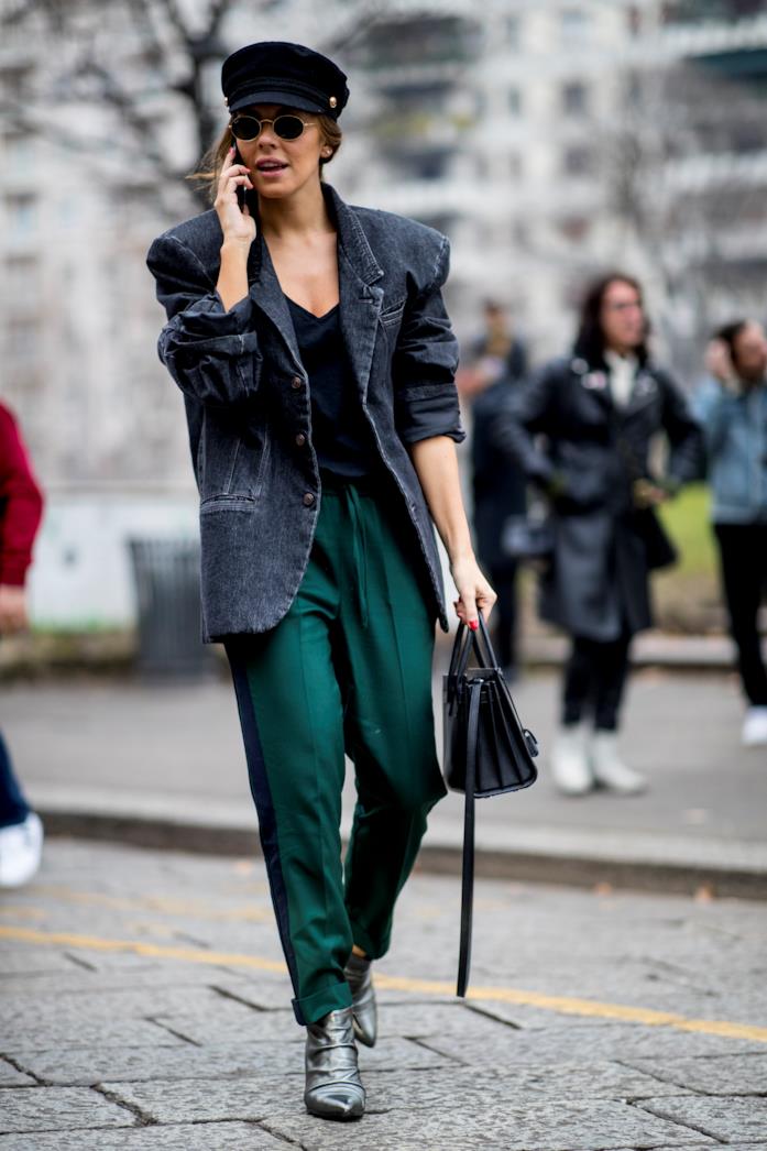 Street Style a MIlano Moda Uomo 2019 - Tie & dye Fashionista con blazer over in denim e cappello baker boy