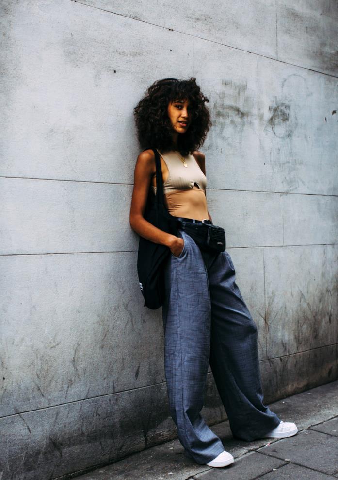 Streetwear e Streetculture Outfit Streetwear jeans top e marsupio