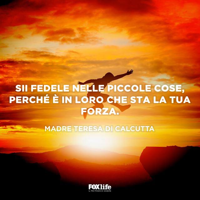 Frase Calcutta Ragazzo salta al tramonto