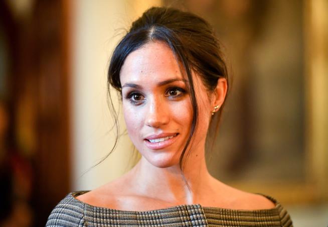 Meghan Markle mostra la gonna di pelle Meghan Markle in primo piano