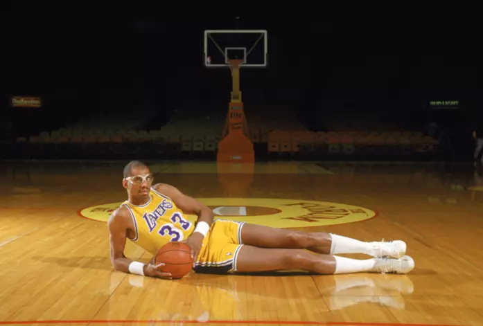 Kareem Abdul-Jabbar con le Adidas Superstar anni 70 Kareem Abdul-Jabbar con le Adidas Superstar anni 70