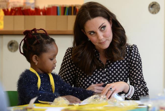 Kate Middleton si è presentata su un red carpet vestita come Elsa di Frozen Kate Middleton in visita ad una scuola