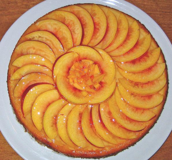 Torta di pesche fresche Torta guarnite con le pesche