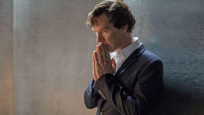 Benedict Cumberbatch nella posa tipica del suo personaggio Sherlock Holmes Benedict Cumberbatch nella serie TV Sherlock