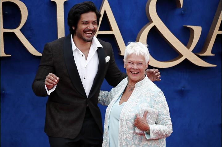 Ali Fazal e Judi Dench Gli attori li Fazal e Judi Dench