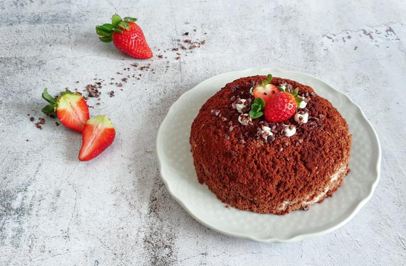 torta con fragole Dolce al cacao e frutta