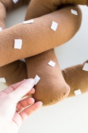 Applicate dei pezzi di stoffa per simulare il sale Come completare il cuscino con dei pezzetti di stoffa