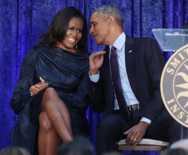 Michelle Obama ironizza sui capelli grigi del marito Barack Michelle Obama e Barack Obama