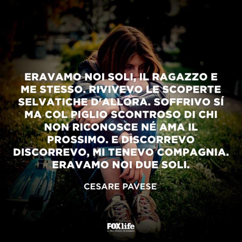 Frase sulla solitudine Ragazza accucciata in un prato