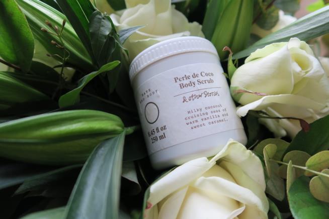 & Other Stories, con la sua linea corpo Perle de Coco Il body scrub Perle de Coco & other stories ph: alboebyj.com