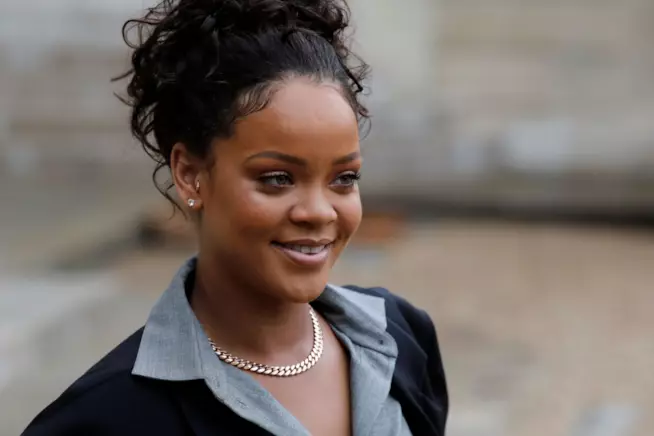 Rihanna, la cantante a favore dell'educazione dei bambini Rihanna in Senegal