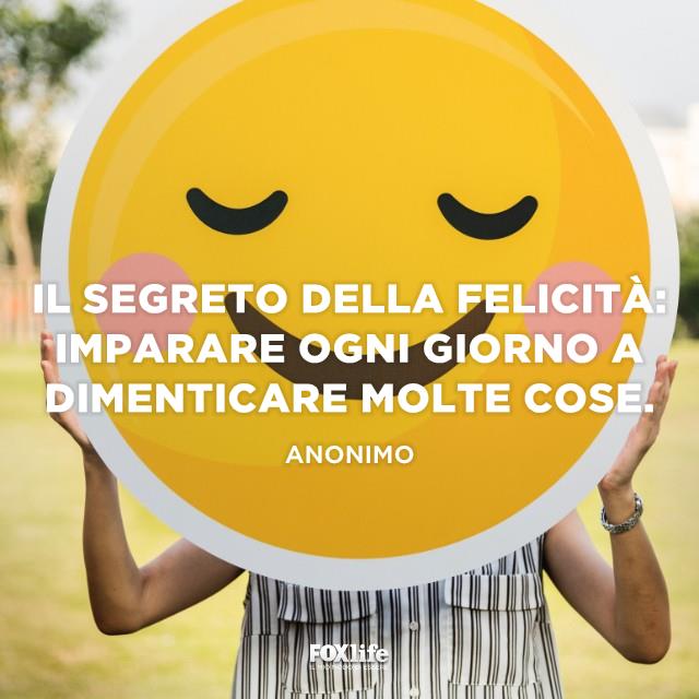 Il segreto della felicità Ragazza si copre il viso con lo smile