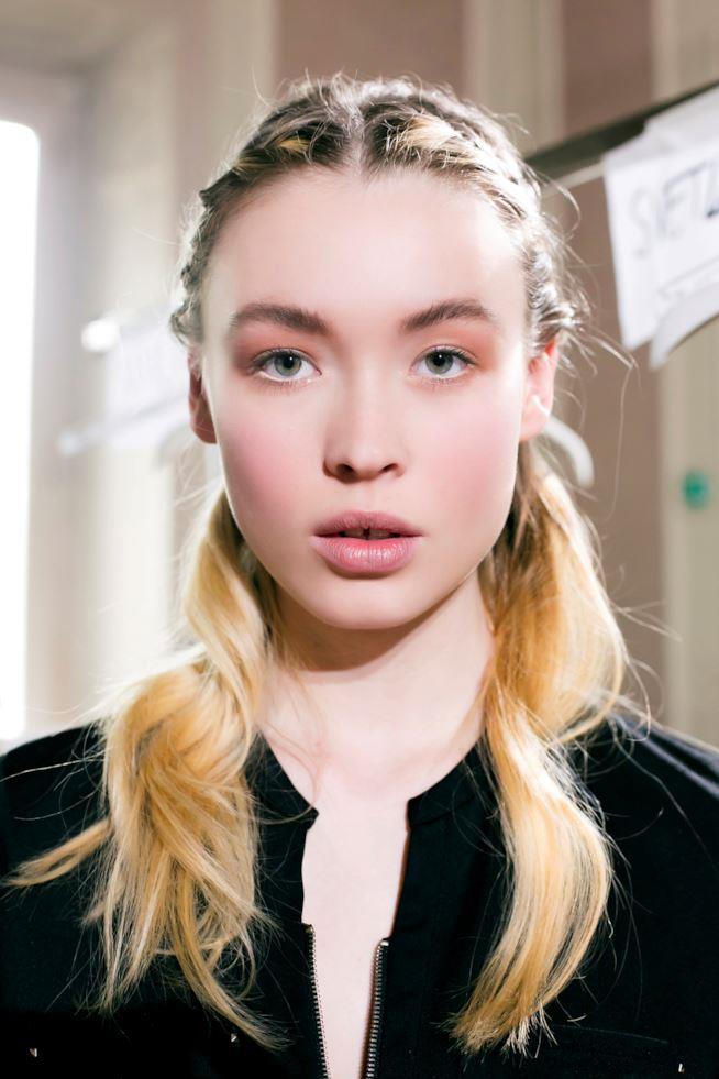 Capelli biondi Capelli biondi semiraccolti